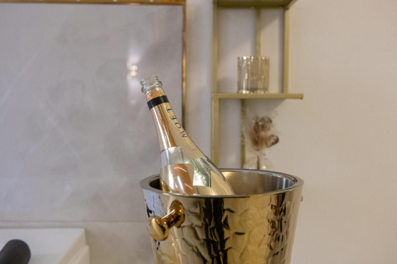 Fashion Apartment Gold Bologna With Jacuzzi & Car Garage Bolonha Exterior foto