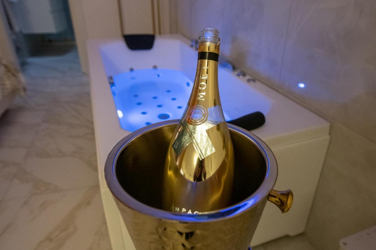 Fashion Apartment Gold Bologna With Jacuzzi & Car Garage Bolonha Exterior foto