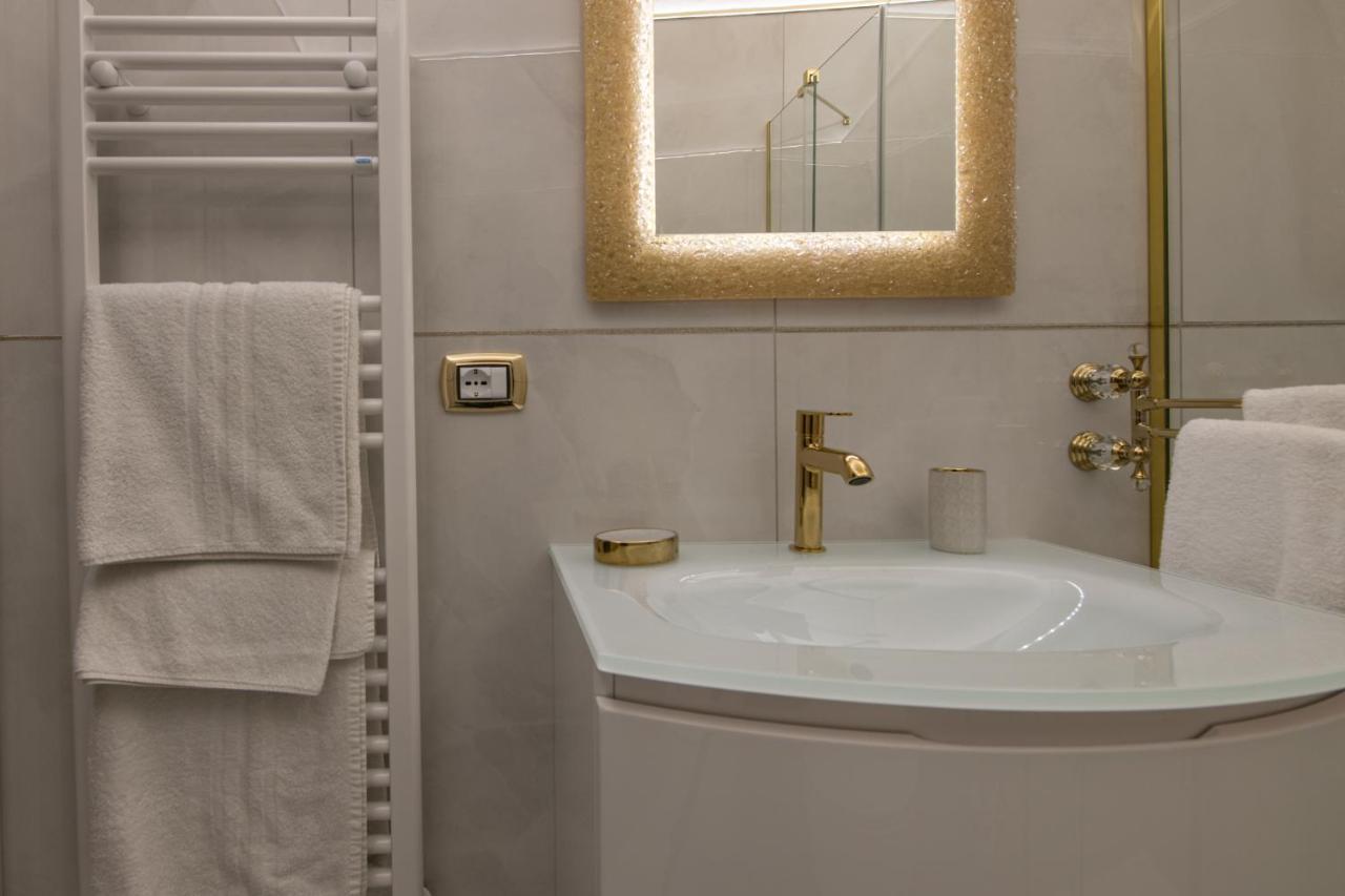 Fashion Apartment Gold Bologna With Jacuzzi & Car Garage Bolonha Exterior foto