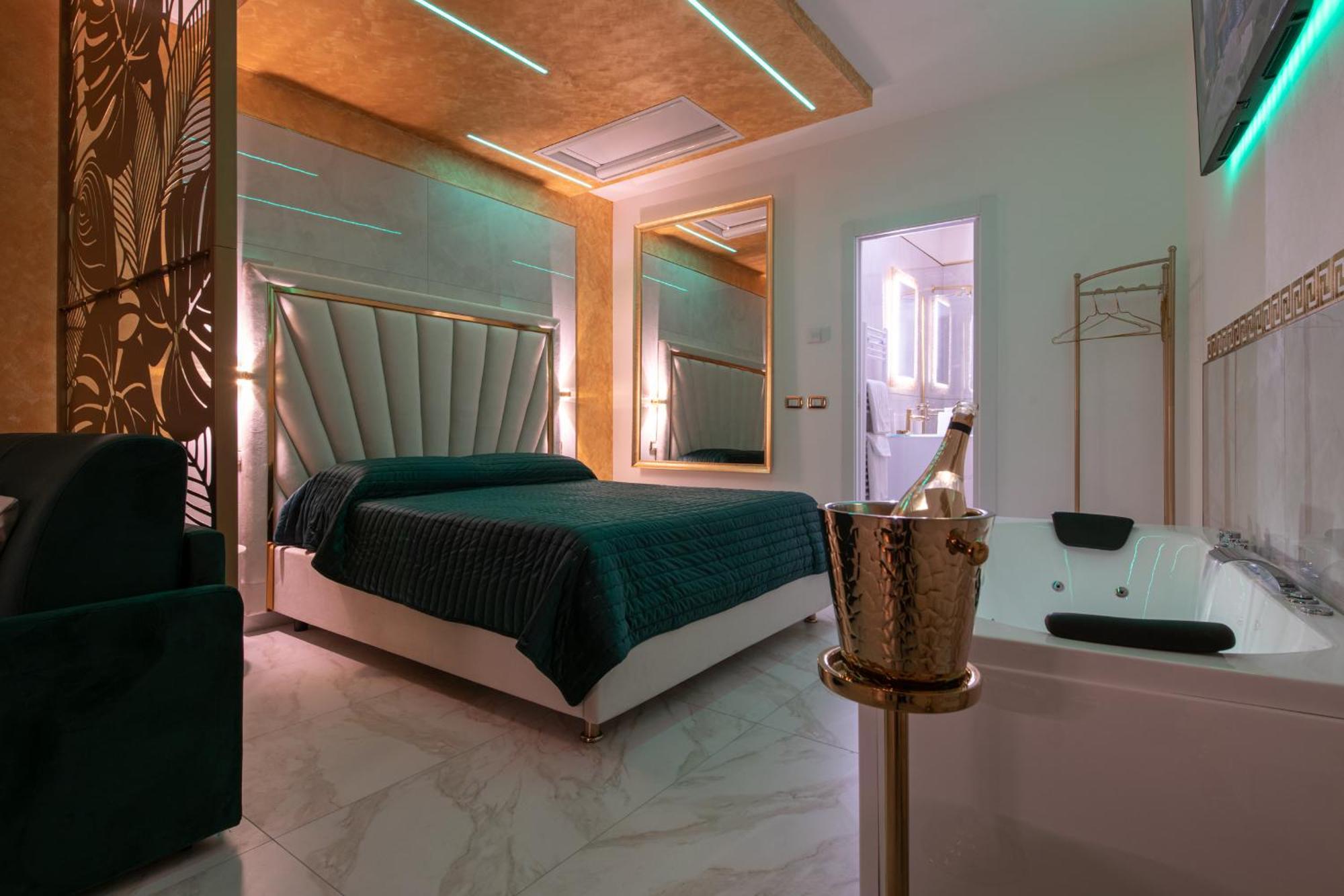 Fashion Apartment Gold Bologna With Jacuzzi & Car Garage Bolonha Exterior foto