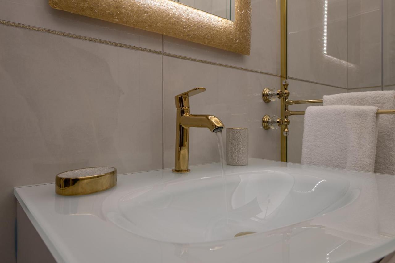 Fashion Apartment Gold Bologna With Jacuzzi & Car Garage Bolonha Exterior foto